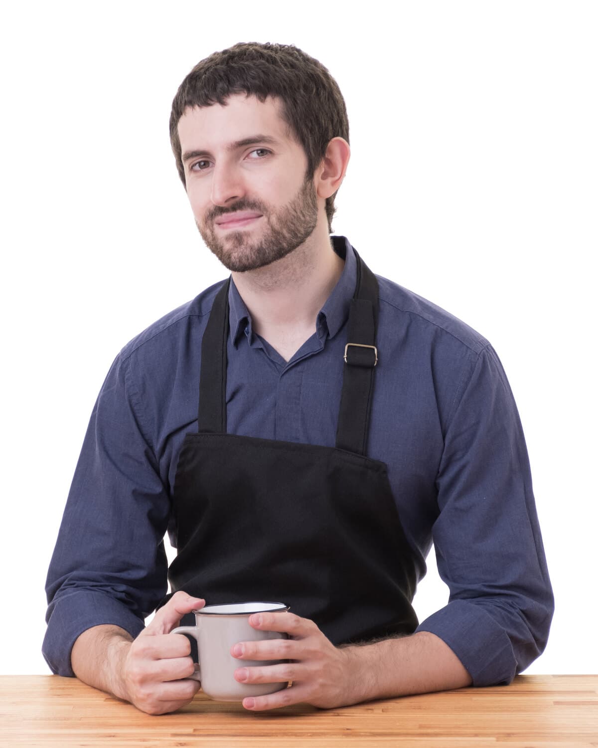 Fede con delantal negro y una taza en la mano